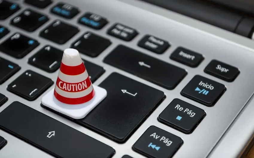 Ilustrasi seseorang sedang memperhatikan etiket dan sopan santun.