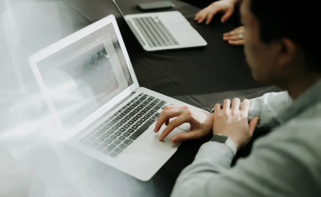 Sebuah dokumen Ringisho sedang ditulis.