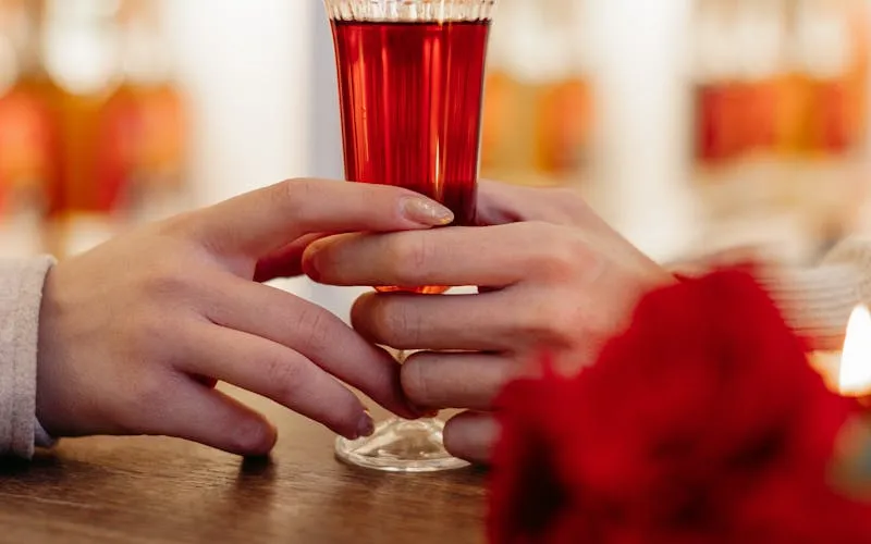 Ilustrasi siluet pasangan di bawah langit berbintang.