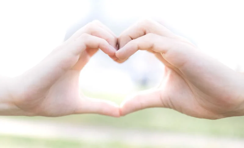 Seorang pria sedang menyatakan perasaannya kepada seorang wanita.