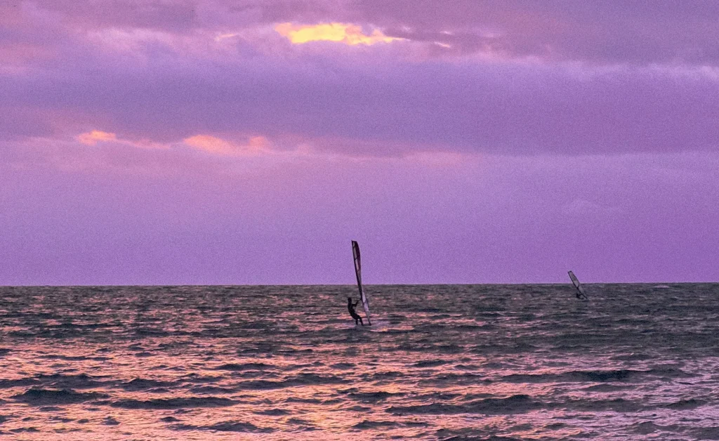 Pemandangan pantai di area Shonan, Fujisawa, dengan Pulau Enoshima di kejauhan.