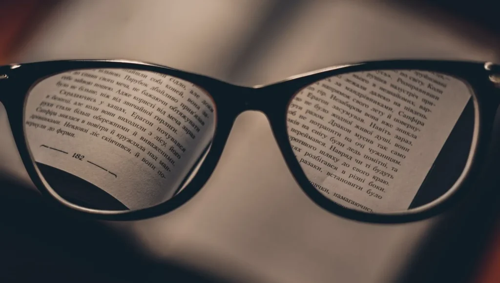 Seseorang memberikan acungan jempol, melambangkan pujian.