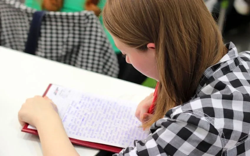 Siswa-siswi dari berbagai negara sedang belajar di perpustakaan sekolah internasional.