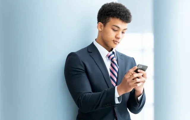 Seorang pencari kerja sedang berjabat tangan dengan perekrut di sebuah job fair.