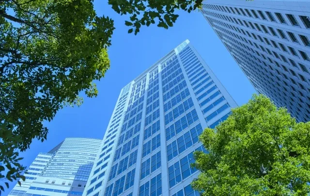 Suasana di dalam sebuah acara job fair yang ramai.