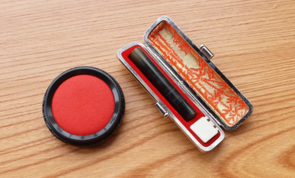 Tiga jenis hanko Jepang dengan wadahnya.