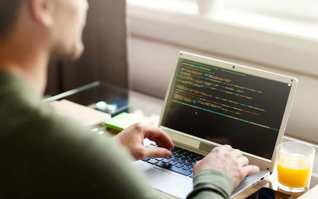 Suasana kerja di sebuah kantor IT yang modern dan kolaboratif.