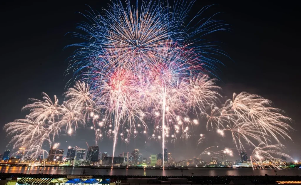 Festival kembang api yang meriah di atas sungai Yodo di Osaka.