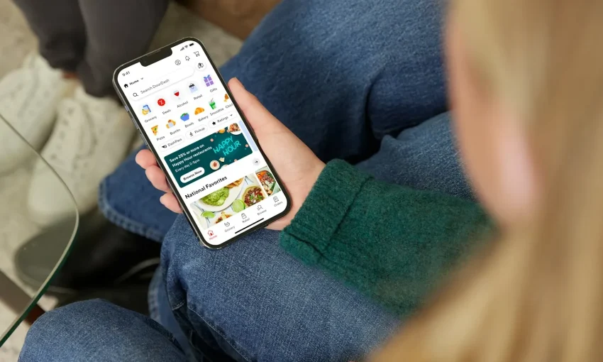 Seorang kurir pengantar makanan sedang bekerja.