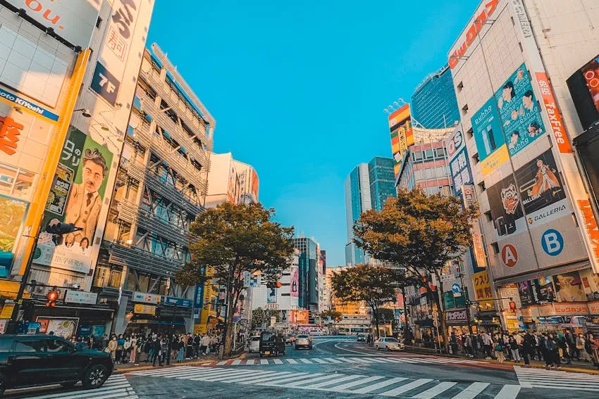 Beberapa orang sedang membungkuk sebagai tanda hormat di Jepang.