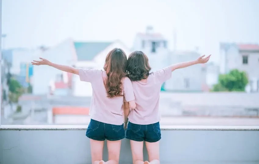 Dua orang dari budaya yang berbeda sedang mencoba berkomunikasi dengan ramah.