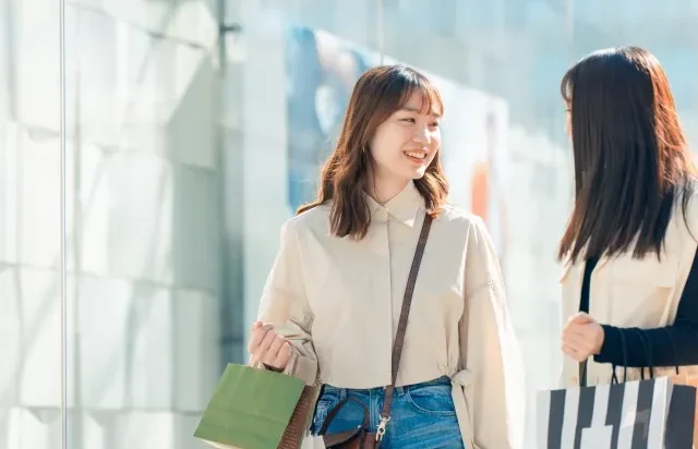 Gelembung percakapan dengan berbagai ikon hobi seperti musik dan anime.