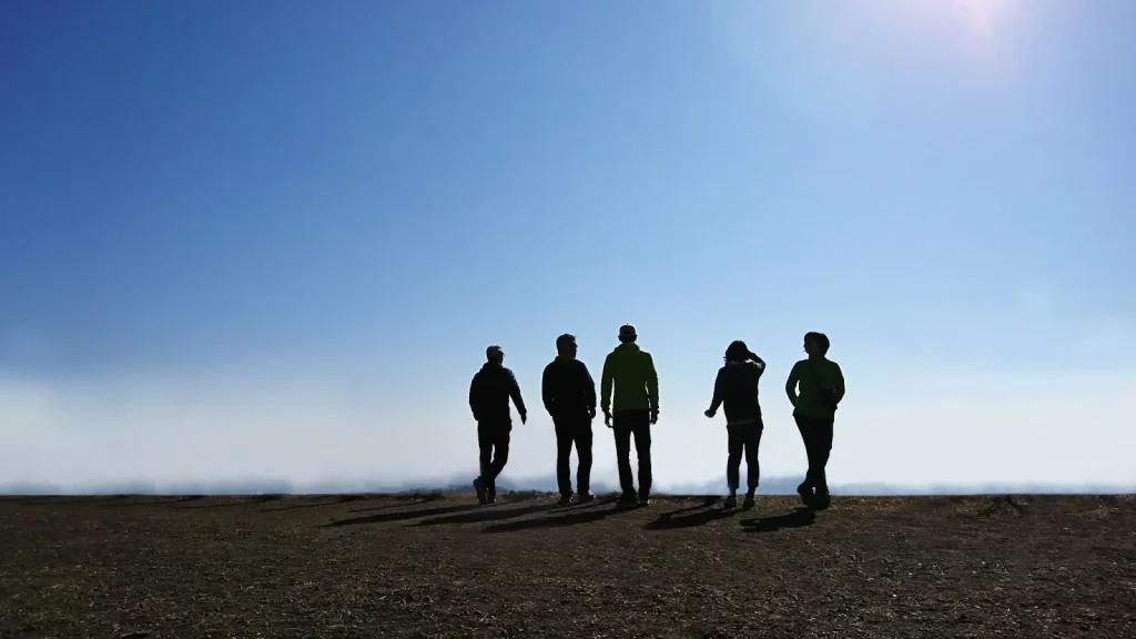 Sekelompok orang dari berbagai negara sedang berkumpul dan berbincang dengan ceria.