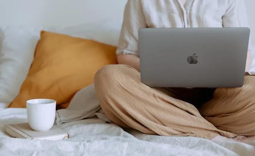 Seseorang sedang belajar bahasa Jepang secara online menggunakan laptop.