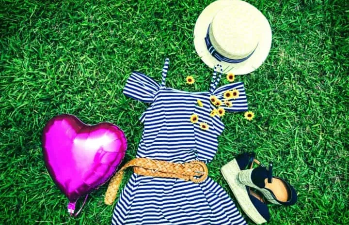 Kolase gambar yang menunjukkan manga, anime, dan musik.