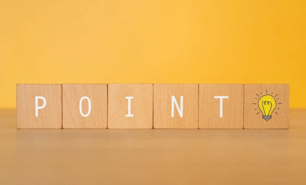 Seseorang sedang menulis catatan sambil belajar online.