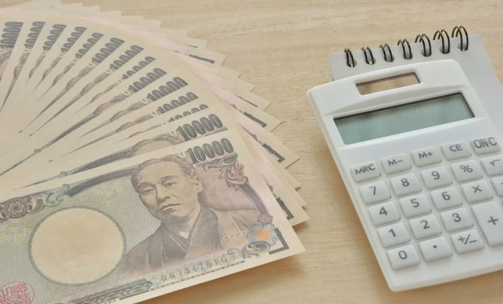 Surat tagihan pajak dan beberapa koin Yen.