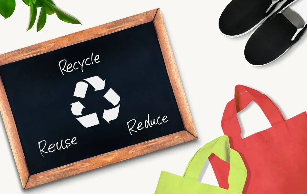 Interior sebuah toko barang bekas yang rapi dan penuh dengan berbagai macam barang.