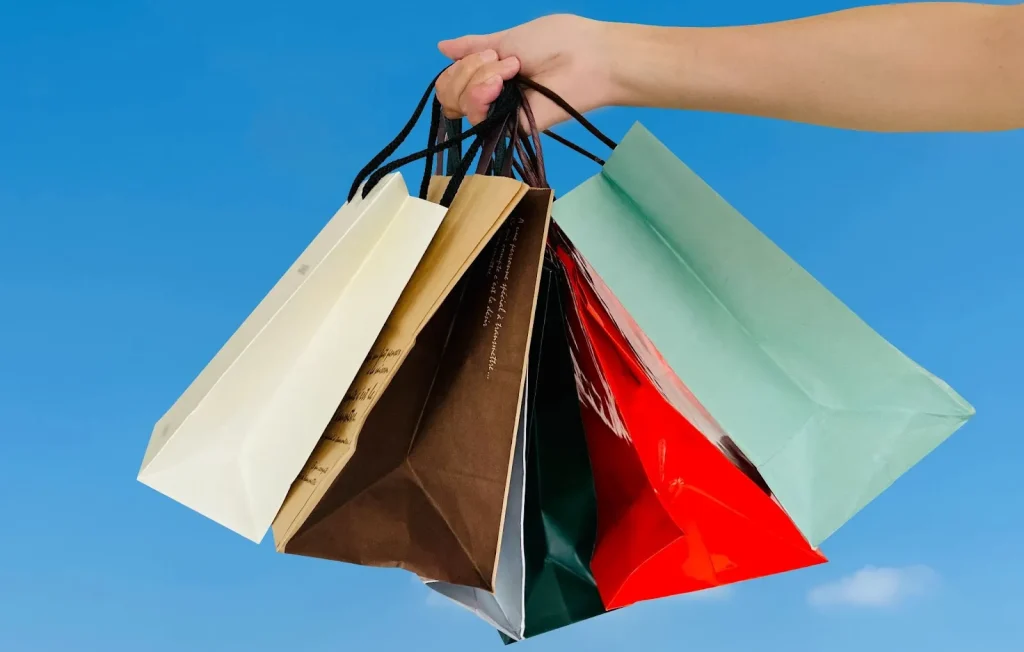 Bagian luar dari beberapa toko barang bekas yang berbeda.