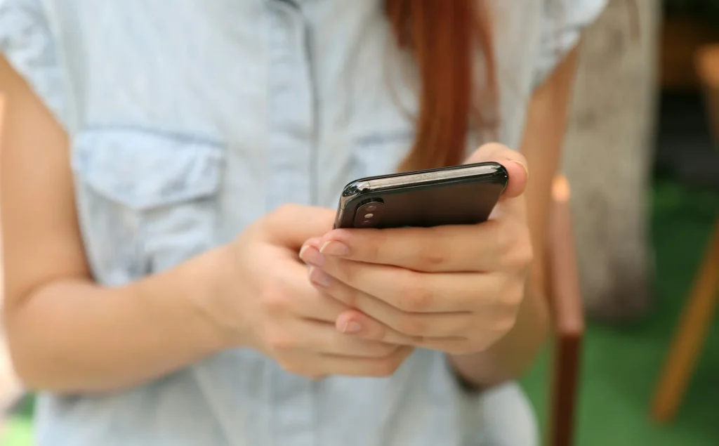 Tampilan aplikasi pasar loak online di smartphone.