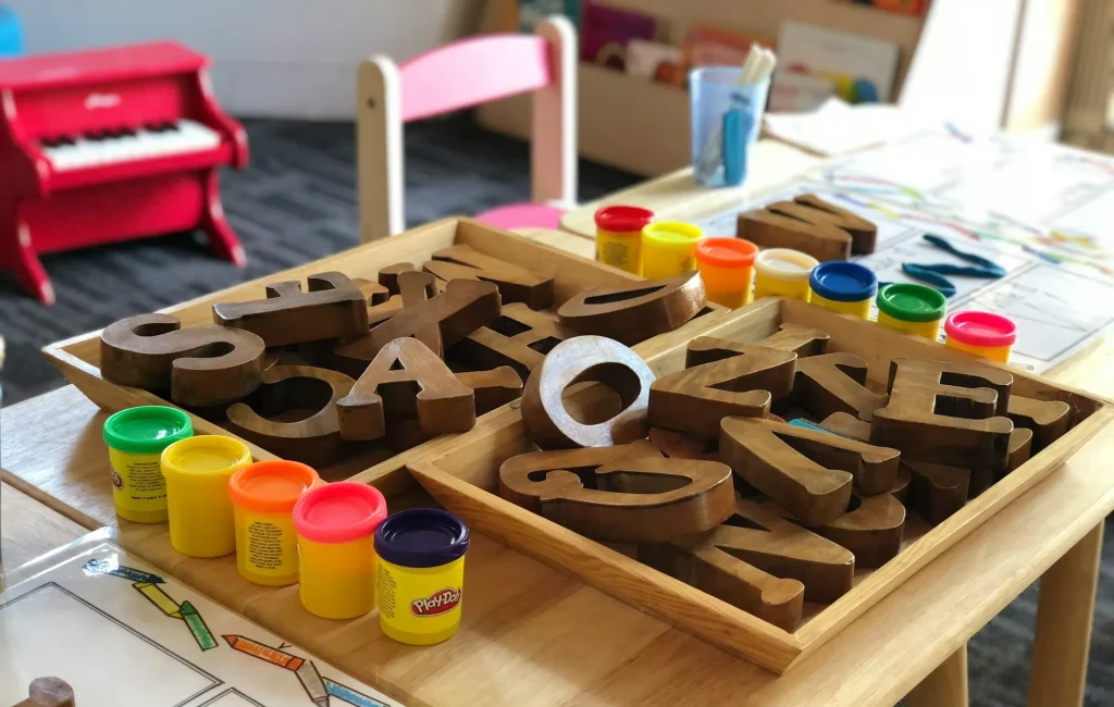 Logo-logo dari berbagai sekolah bahasa Inggris terkenal di Jepang.