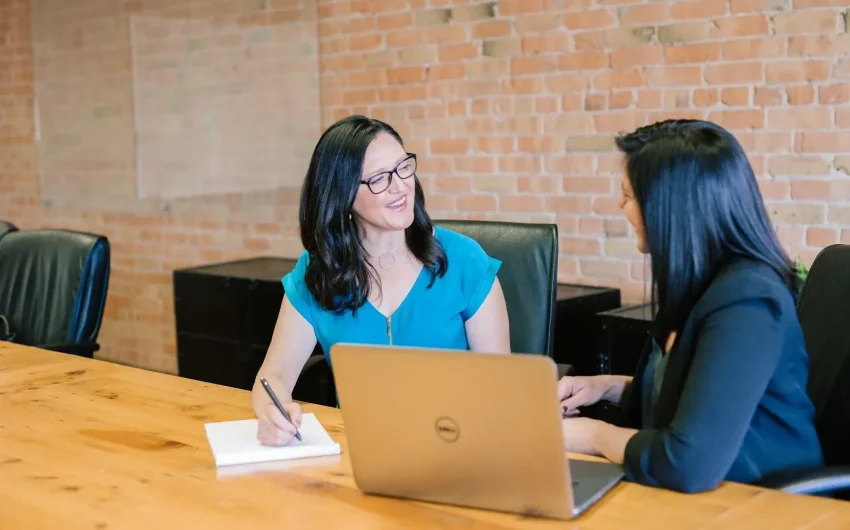 Seseorang sedang mencari lowongan kerja guru di laptop.