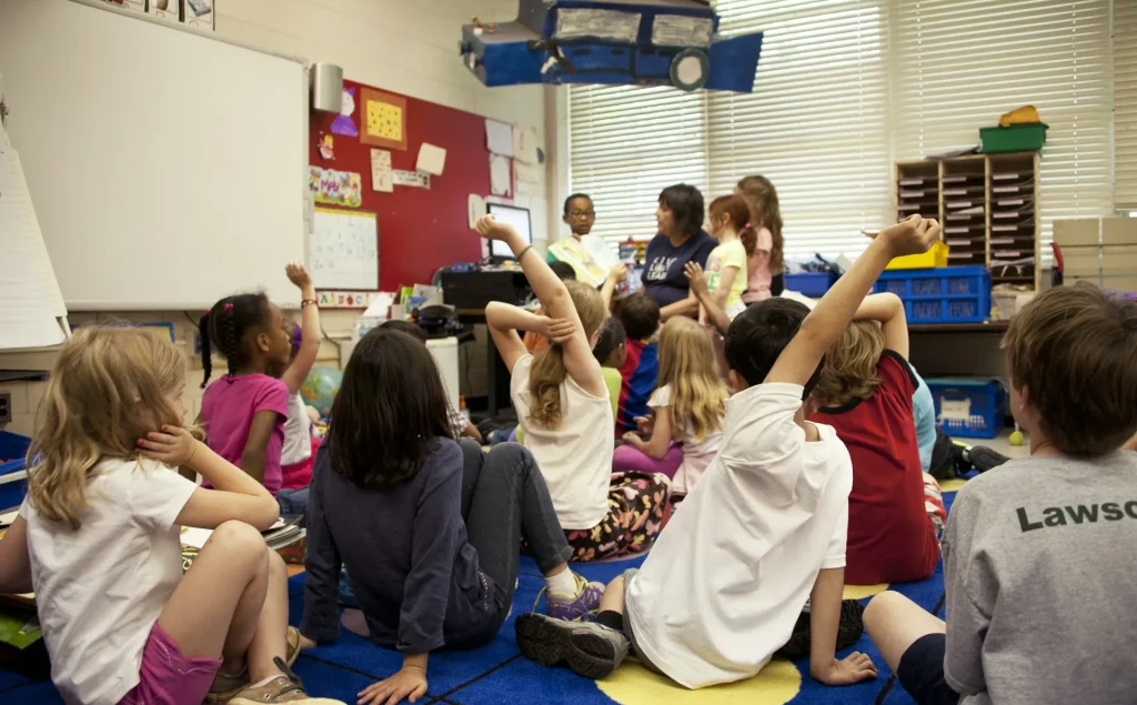Anak-anak dari berbagai negara sedang belajar bersama di dalam kelas.