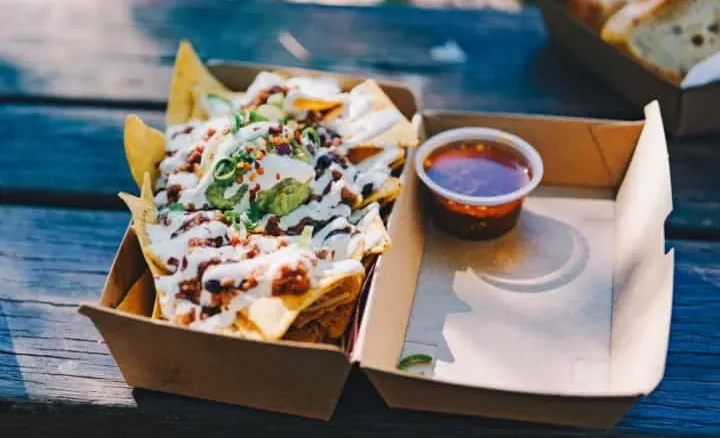 Seseorang sedang memesan makanan melalui aplikasi di smartphone.