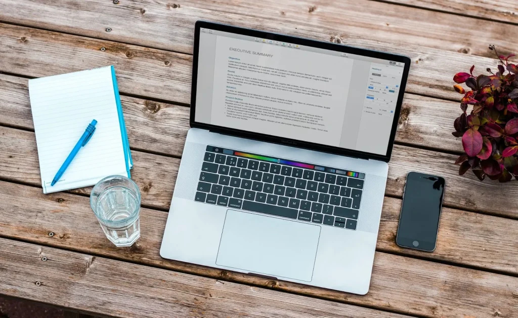 Seseorang sedang mencari lowongan kerja di laptop.