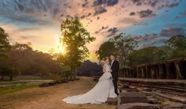 Seorang petugas imigrasi sedang memeriksa dokumen dengan teliti.