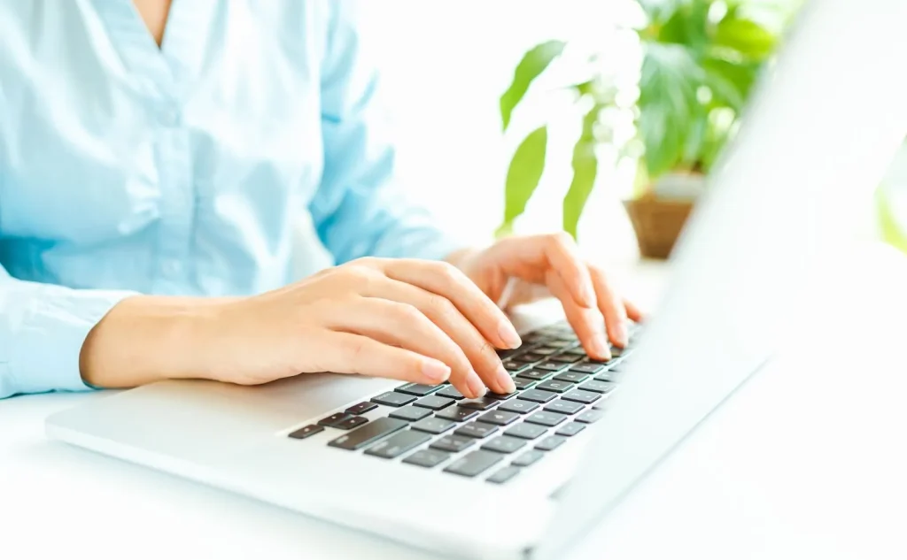 Seseorang sedang mencari lowongan kerja pabrik di smartphone.