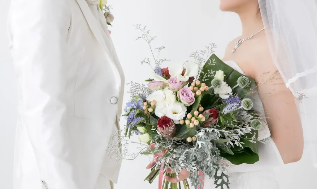 Sepasang kekasih sedang menandatangani dokumen pernikahan.