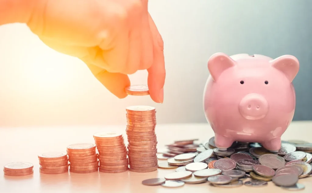 Tumpukan koin Yen Jepang yang melambangkan pendapatan.