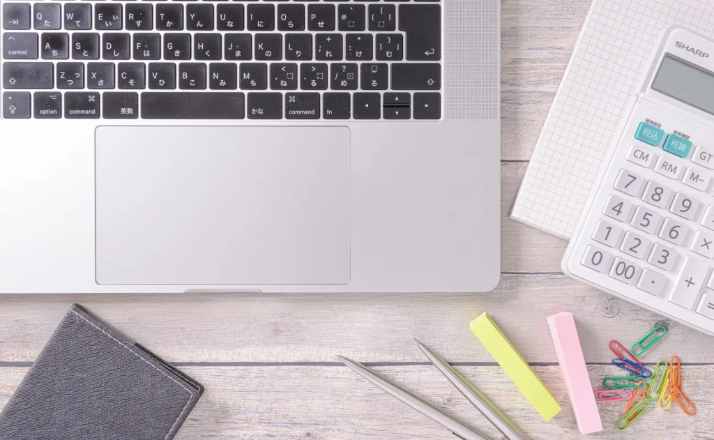 Seorang profesional keuangan sedang menganalisis data di depan beberapa monitor.