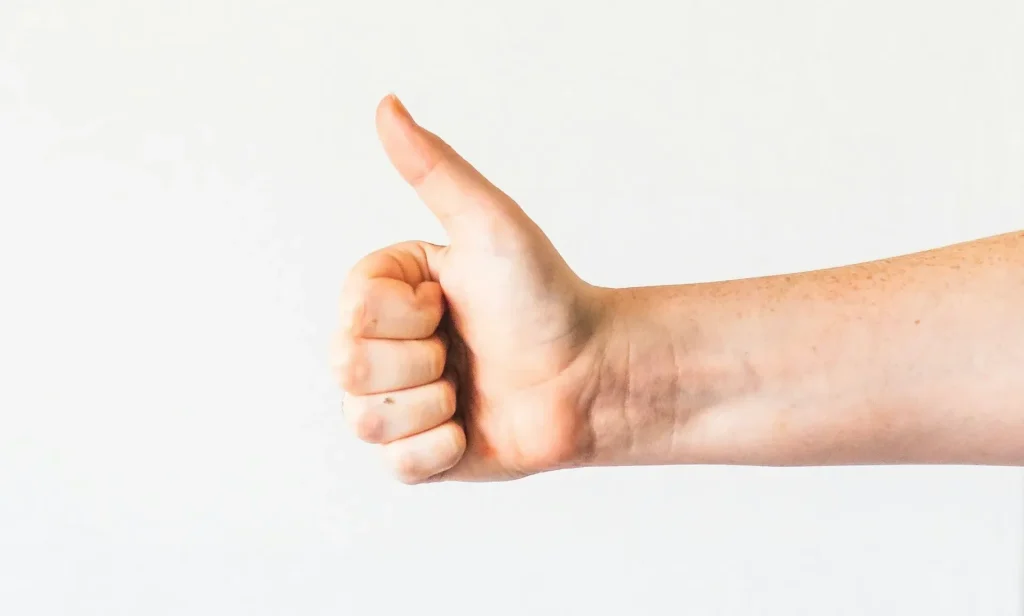 Sebuah catatan bertuliskan 'SUCCESS' dengan pulpen di atasnya.