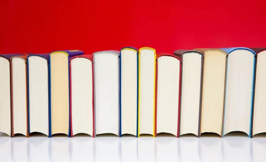 Tumpukan buku-buku teks untuk belajar bahasa Jepang.