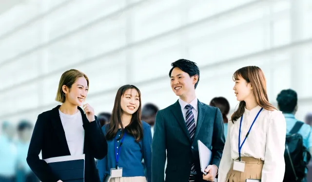 Sekelompok orang dari berbagai negara sedang berdiskusi di kantor.
