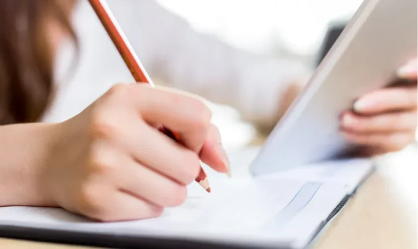 Paspor dengan stiker visa Jepang.