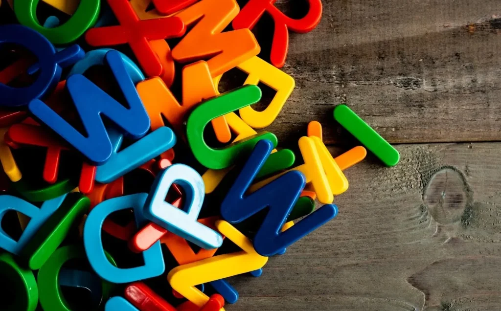 Seorang guru bahasa asing sedang mengajar.