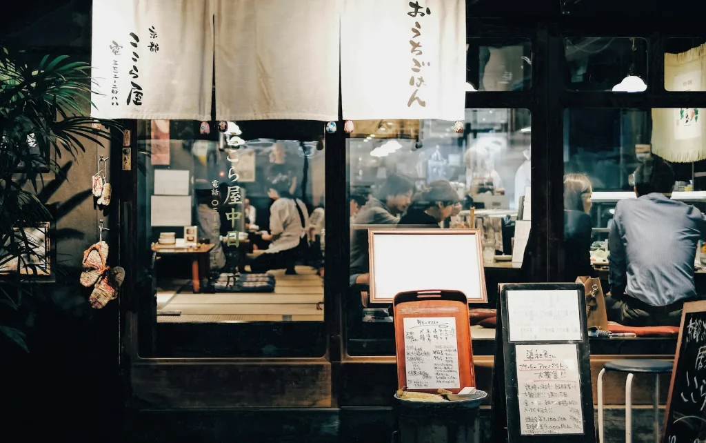 Suasana di sebuah izakaya (pub gaya Jepang) yang ramai.