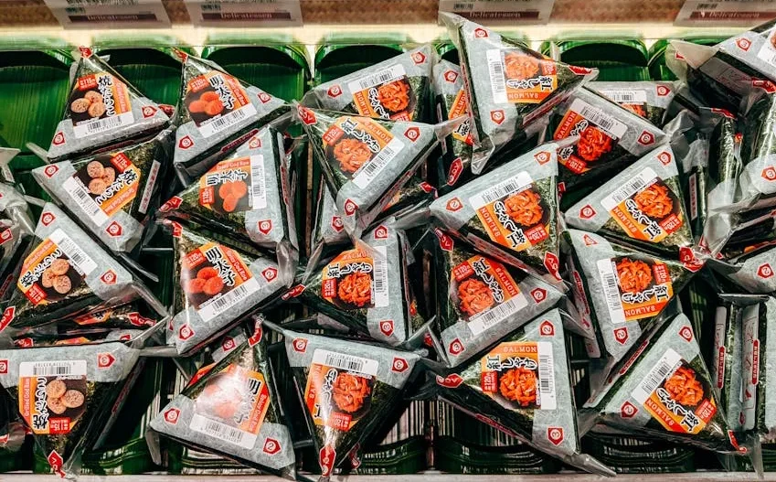 Suasana di sebuah restoran atau kafe vegan.