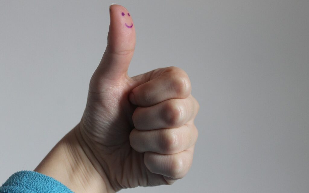 Ekspresi wajah yang ceria dan percaya diri.