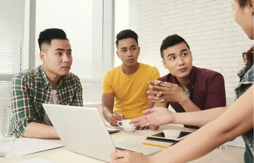 Sekelompok mahasiswa internasional dari berbagai negara sedang belajar bahasa Jepang bersama.