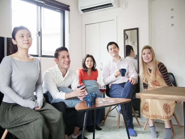 Seseorang sedang mencari informasi share house di laptop