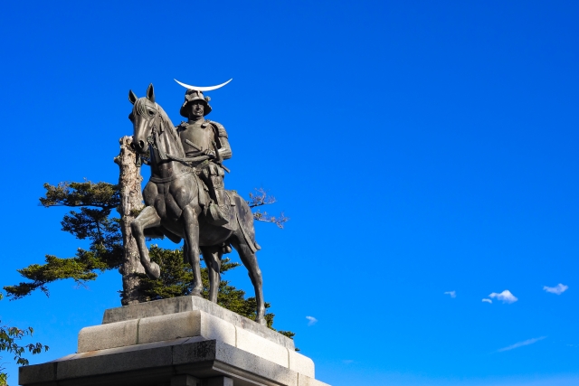 Seorang samurai memegang pedang