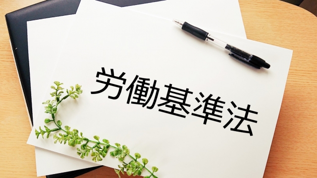 Buku hukum dan palu hakim