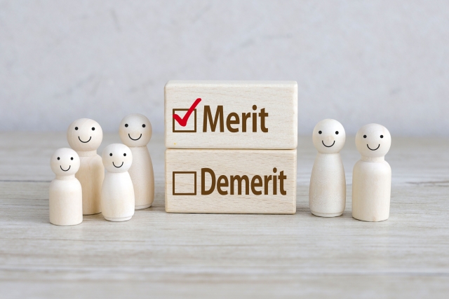 Seorang profesional sedang bekerja di depan laptop