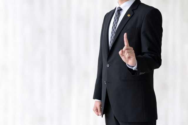 Buku hukum dan palu hakim