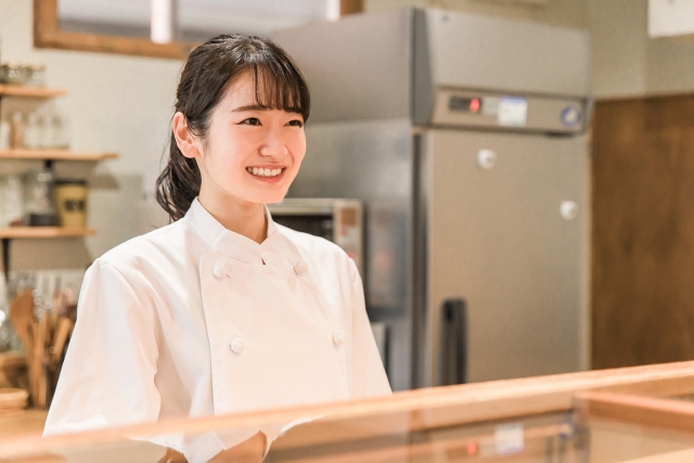 Seseorang terlihat bingung dan cemas di tempat kerja