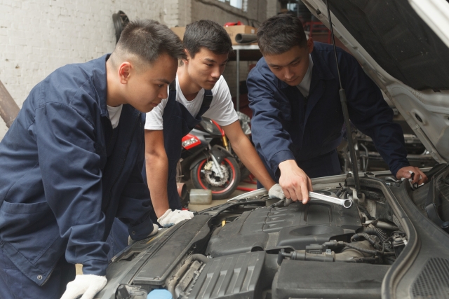 Seorang pria menandatangani dokumen